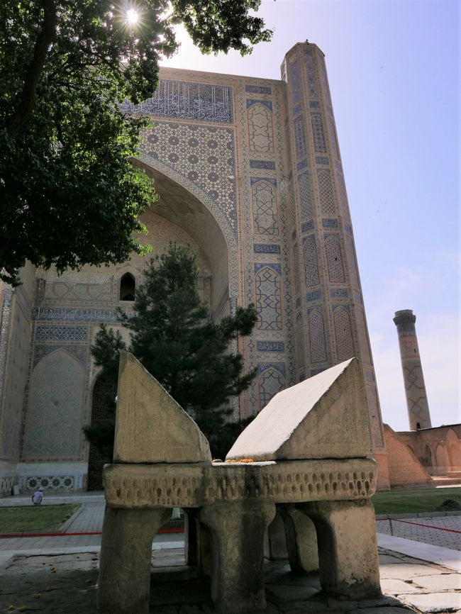 中庭中央に置かれた巨大なラウヒ（書見台）に目が行きます。