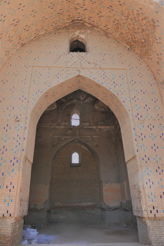 内部は廃墟のようになっています。