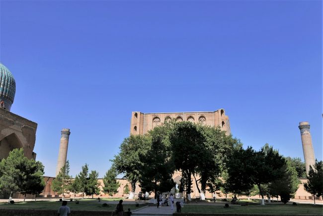 入口方向です。左右にミナレットが見えます。