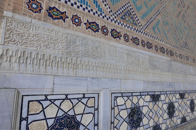 壁にタイルの装飾が見られます。