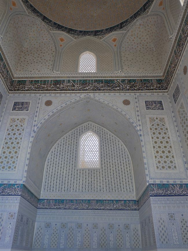 正面のモスクの内部。