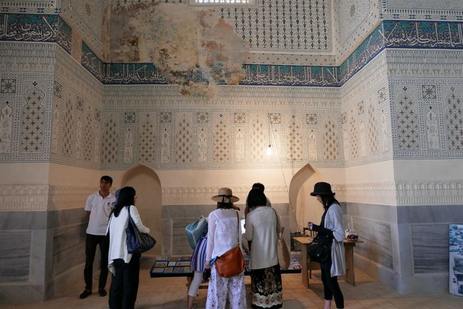 建物の出口付近で、木彫りの絵を展示販売していました。