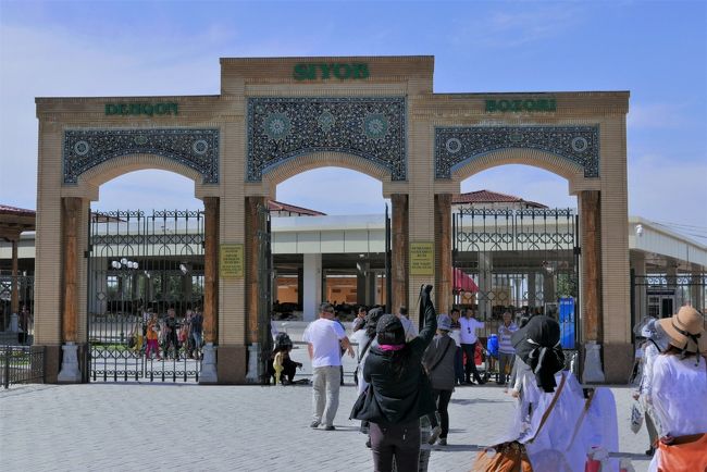 隣にあるショブ･バザールへ歩いて行きました。