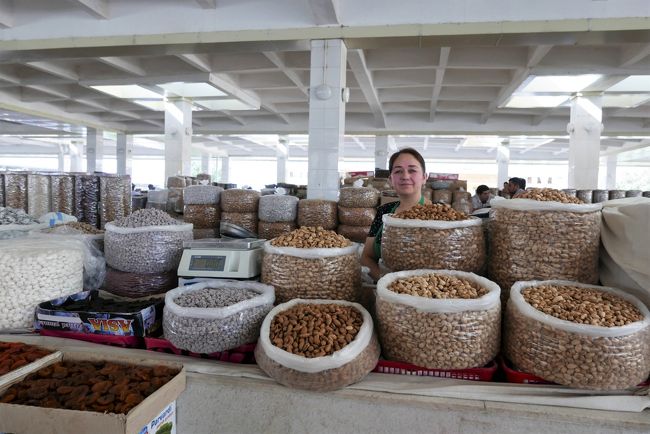 アーモンドなどのナッツ類も量り売りされています。<br />のども痛くてしゃべるのも苦痛なので、値引き交渉せず、おばちゃんの言い値で殻付きアーモンドを購入しました。