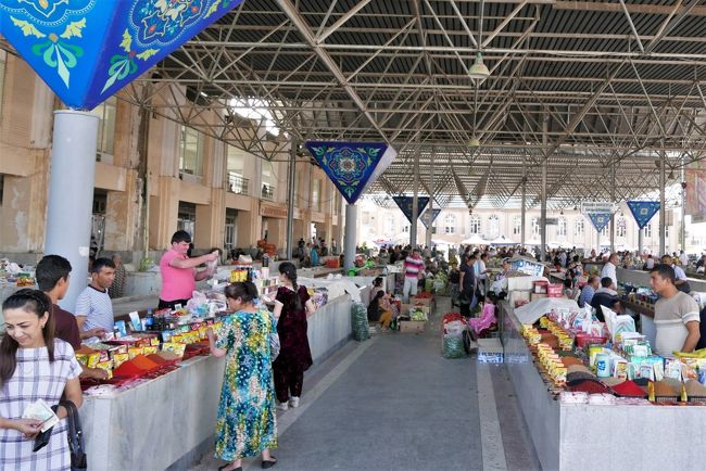 そのほかに香辛料や野菜・果物、土産物等売っているようでしたが、痛風の足が痛むのでバザール内を隈なく歩くことは出来ませんでした。<br />早めに集合場所に戻って買い物好きの女性たちの戻りを待ちました。