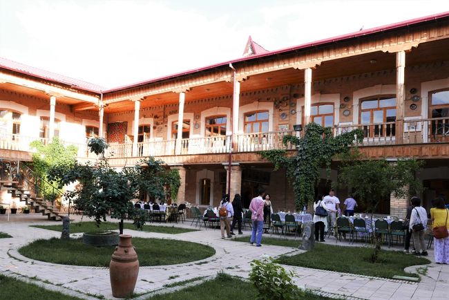 今日の夕食は民族舞踊を見ながらとなります。