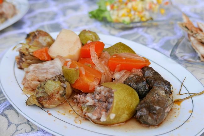 ピーマンの肉詰めと肉じゃがを合わせたような料理。