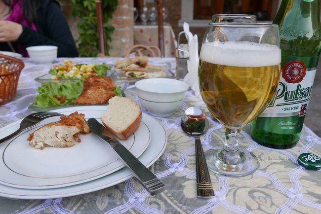 ここでも、痛む喉をアルコール消毒。<br />同じテーブルの女性「ビールはプリン体が多くて痛風に悪いんじゃないの」。<br />私「毒を以て毒を制するんです」。