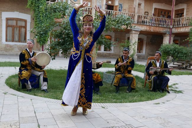 ダンサーの女性も一人だけでちょっと寂しい。<br /><br />（どんな音楽と踊りかを知りたい方は↓を見てください）<br />　https://youtu.be/0J4dW_Tl32c<br />