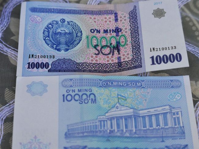 バザール内で２０ドル両替（いわゆる闇両替）をしたら１ドル6000スムで、10000スム札１２枚を渡されました。<br />10000スム札なんてあったか？まさか偽札？と心配しましたが、大丈夫でした。<br />今年の４月位から流通し始めたようです。<br />ガイドによる両替は１ドル4000スムでしたので、１.５倍です。<br />ツアー客１３人で４００ドル以上両替していると思われるので、これを闇両替したと計算すると・・・。<br />ガイドという商売はおいしくてやめられない？