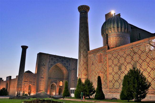 食事のあと、レギスタン広場のライトアップ観光です。