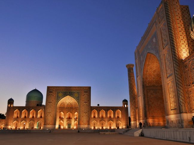 ティラカリ･マドラサとシェルドル･マドラサ。