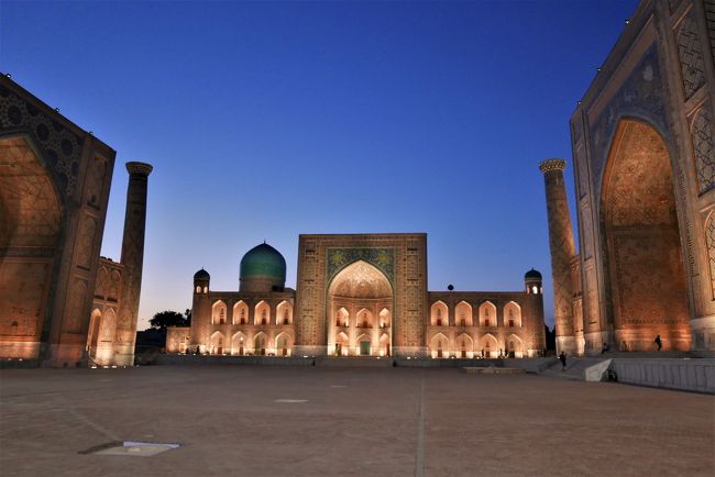 昨晩もライトアップを見ましたが、まだ明るさの残る時間でしたのでブルーの空が綺麗でした。