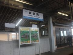 新高岡駅、べるもんたの広告が見えます。