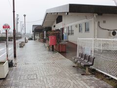 福光駅に到着。駅前のスーパーで遅い昼飯を調達しました。