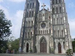 ホテルからは徒歩１０分もかからずに来れる、ハノイ大教会。
カトリックのようですね。
教会には若い頃の一時期、毎日曜日に通っていました。
そのせいか寺院仏閣よりも教会に目が行きます。
周囲はカフェやレストランなどが沢山あります。