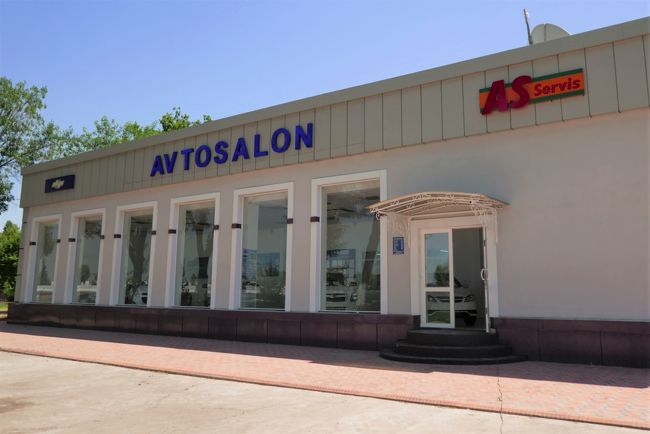 トイレ隣のシボレー車販売店。