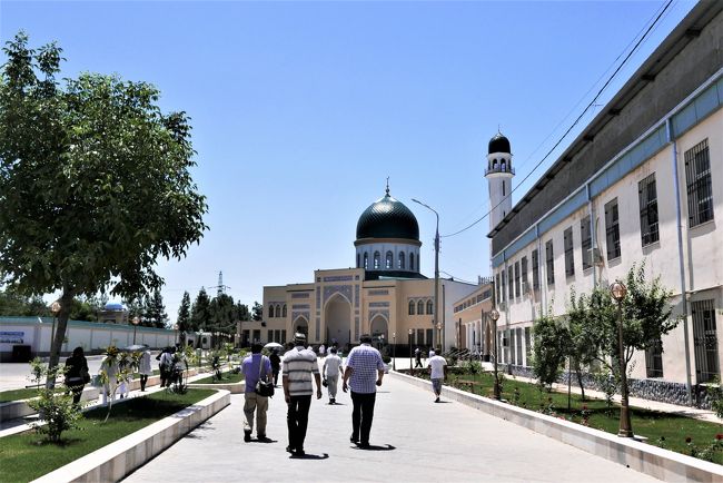バスを降りて、日本人墓地へと向かいます。