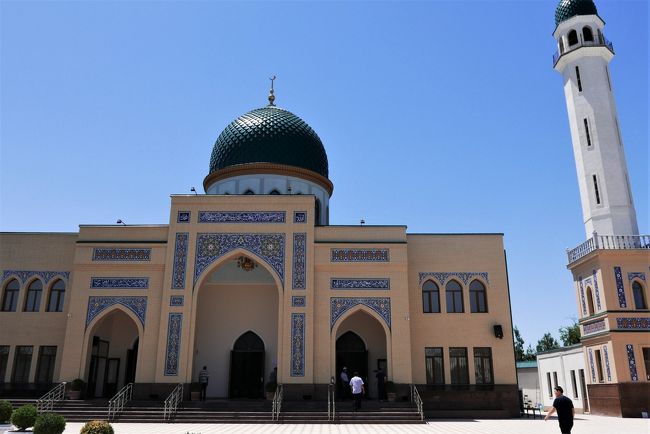 墓地へ行く途中にあった新しいモスクです。
