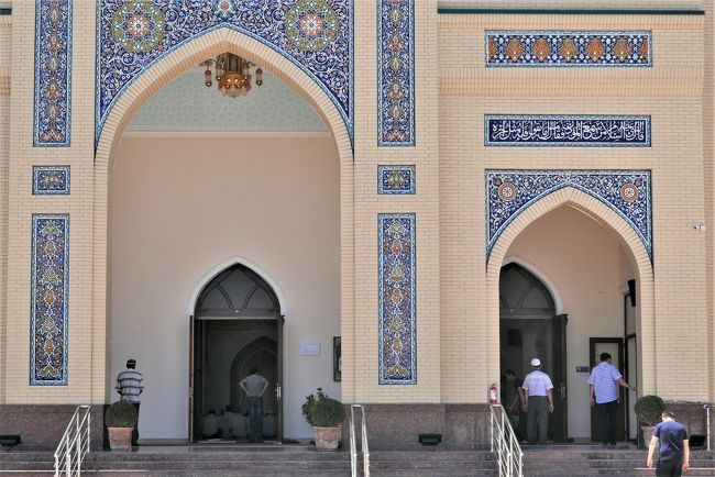 男たちが次々とモスクに入っていきます。<br />金曜日はモスクに行って集団で礼拝というのがイスラム教徒の決まりのようです。