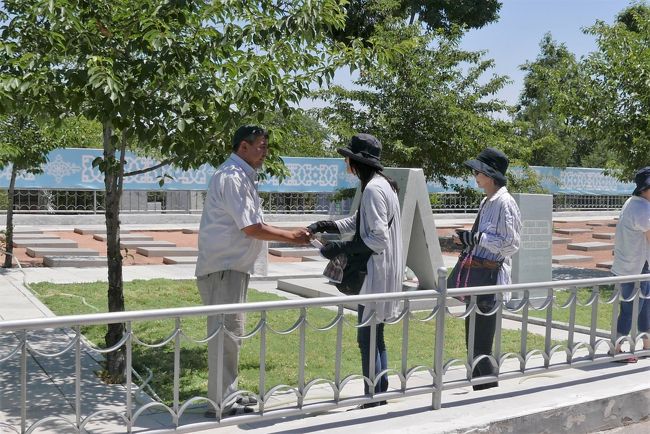 墓地を管理している方に少しばかりのお礼をしました。