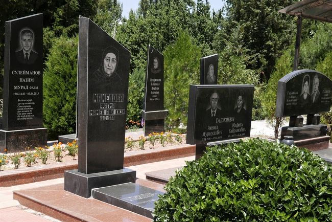 ウズベキスタンでは生前の顔を墓石に彫るようです。<br />墓自体が立派だし、裕福な人だけだと思います。