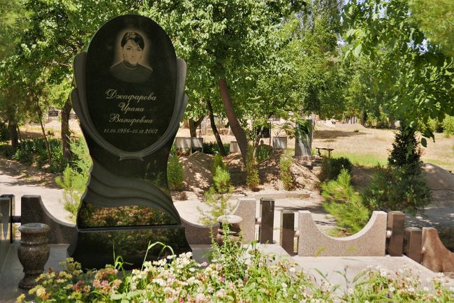 他の墓石とは違うオシャレな感じの墓石。<br />知的できれいな方に見えます。<br />２１歳と若くして亡くなられたようです。