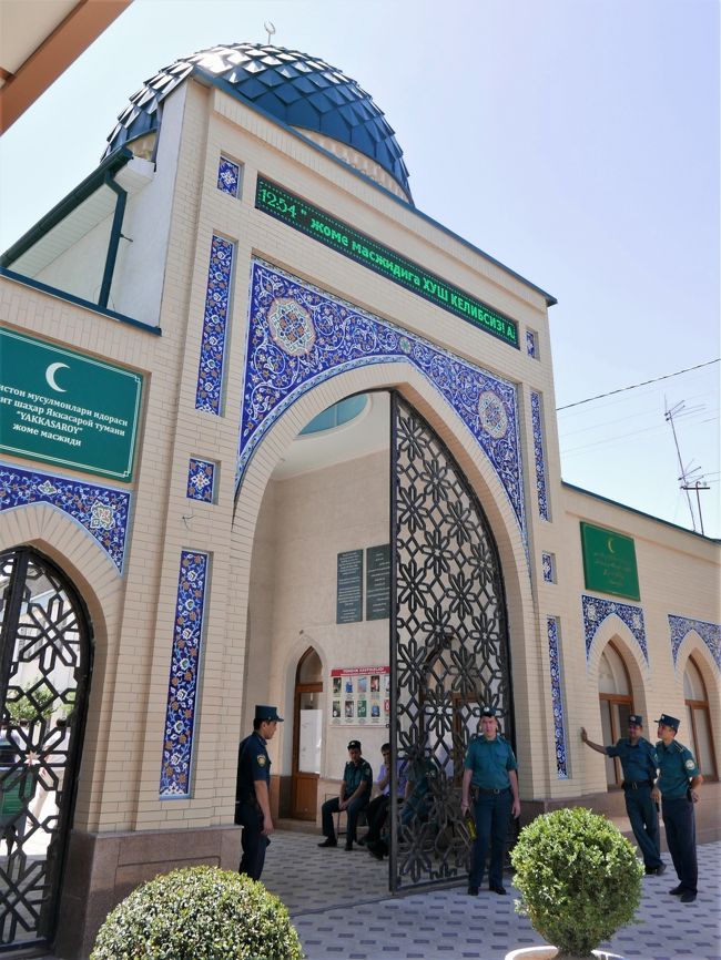 電光表示のあるモスクの入口。<br />写真を撮ったら警官に睨まれました。