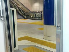 羽田空港のコインロッカーに荷物を預けて東京モノレールで東京駅を目指します。