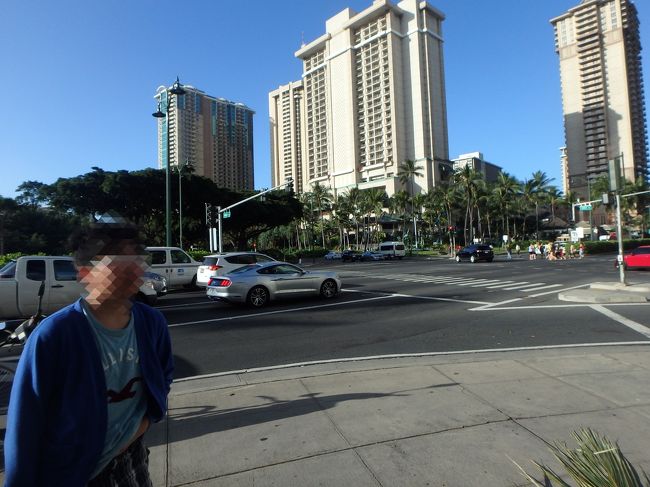 落ち込む息子くんの為に、スマホで近くのカフェかレストランを検索しまくりました。（後日談：スマホ使用料いつもより数千円多く請求きたのはこのせいですね、今気が付きました(・_・;)Wiーfiレンタルすれば良かった・・・）<br /><br />懐かしのヒルトンを通りかかったのでパチリ