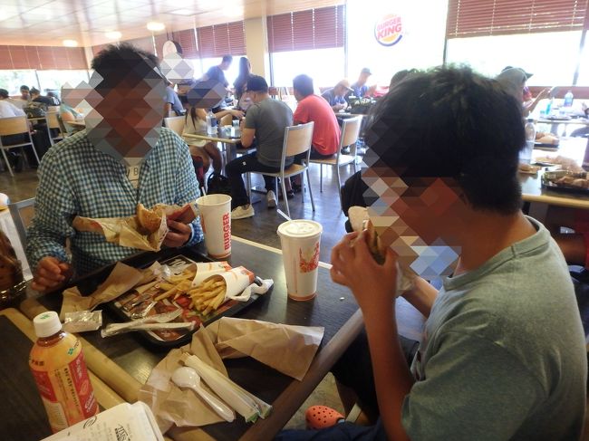 帰りも「チャーリーズ・タクシー」をホテルピックアップで予約していたので、ギリギリまでアラモアナで買い物して、チェックアウト、空港へ。<br /><br />着いてすぐ部屋に保険証等はさんだファイルを忘れた事に気が付き(>_<)<br />親切なJALの受付の方が２回もホテルに電話して問い合わせて下さいましが・・・<br />無いと言い張られてしまいました。<br /><br />でも持ってきて貰って往復の交通費をお支払いしたりすることを考えたら、と諦める事にしまして<br /><br />フードコートで最後のハワイのご飯は「バーガーキング」