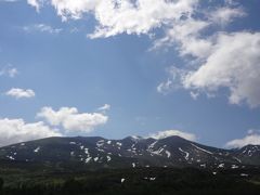 急きょ予定変更して、十勝岳展望台まで登ることにしました。
キリはすっかり晴れて、十勝岳の全貌を観ることができました。