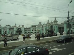 バスの車窓から見えたベラルーシ駅。

ホテルから近かったこともあり、何度か駅前を通りました。
パステルカラーの建物がおしゃれです。

ホテルを出発して中心街へ向かいます。