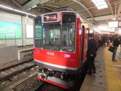 箱根湯本駅で箱根登山鉄道に乗り換えます。
やはり箱根は観光地と言うことで外国人なども多く混んでいました。
