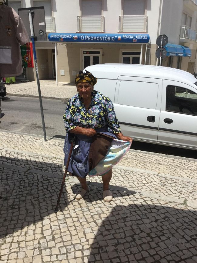 ナザレのおばさん。15分おきにケーブルがでています。