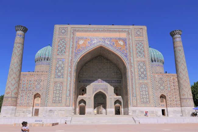 右側には、1636年に建てられた「シェルドル･マドラサ」。<br />「シェル」はタジク語でライオン、「ドル」は持つものを意味し、偶像崇拝を禁じたイスラム教としては極めて異例の建物で、信者から強い批判を受けたといいます。