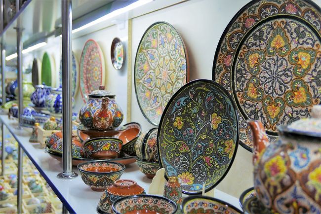 点描で彩色された陶器。