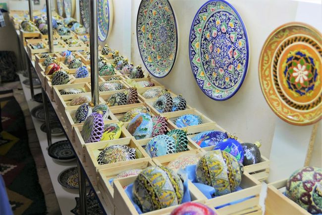 鮮やかな色遣いと独特の柄が魅力的な陶器類。