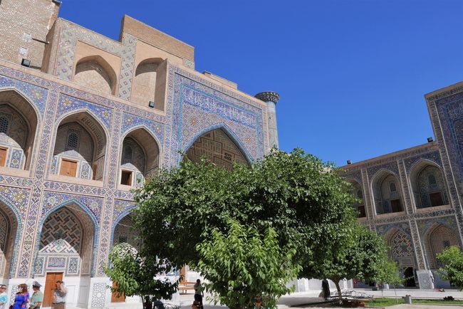 かつては１００名以上の学生が寄宿舎で生活しながらイスラム神学や天文学、数学、哲学などを学んでいました。<br />中庭を囲む２階建ての部分が寄宿舎で、四隅はドーム天井の講義室となっていたそうです。