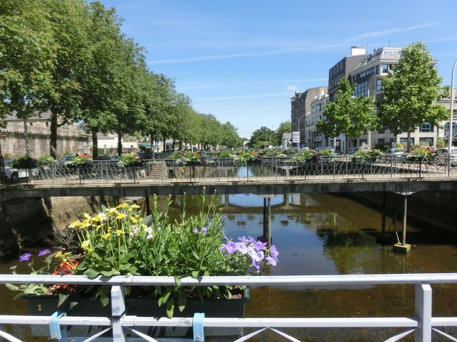 川底はそれほど綺麗でもないですが橋の架かるこの景観は美しく、川沿いの散歩は心地よいものでした。