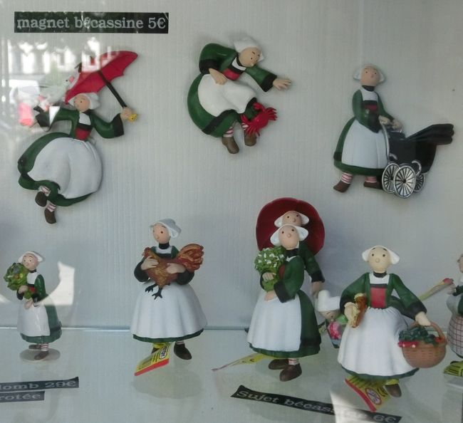 ベカシーヌのマグネット、５ユーロ。<br />あるトラベラーさんの旅行記によるとベカシーヌとはブルターニュ生まれの都会で働くお手伝いさんで、サザエさん（お手伝いさんではありませんが）みたいに陽気でよく働くフランスで人気の漫画のキャラクタ－だそうです。