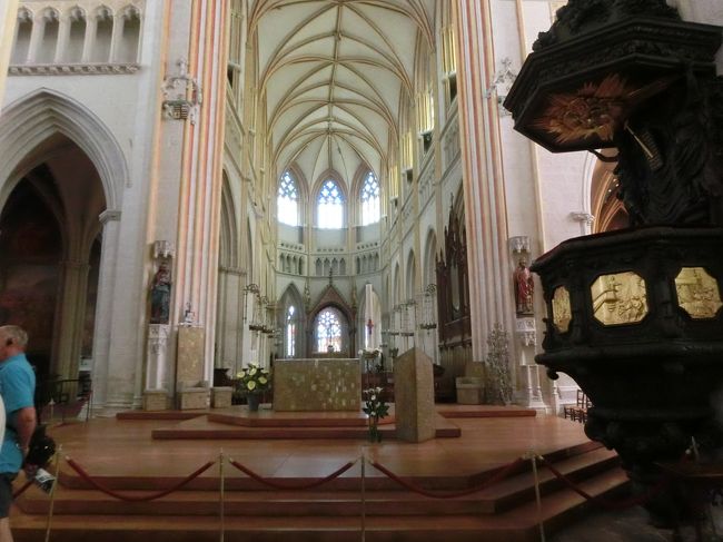 内陣と主祭壇。