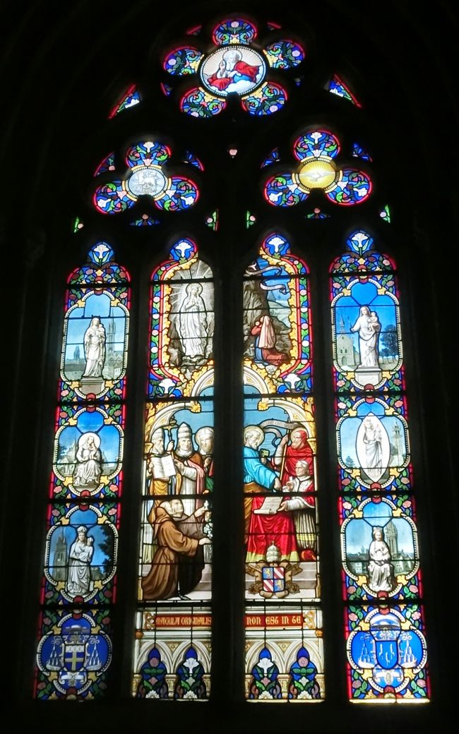 綺麗なステンドグラスの数々。