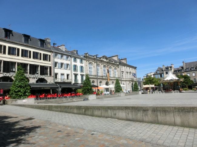 サン・コランタン広場。<br />広場の周りはサン・コランタン大聖堂、市庁舎、カンペール美術館で囲まれています。