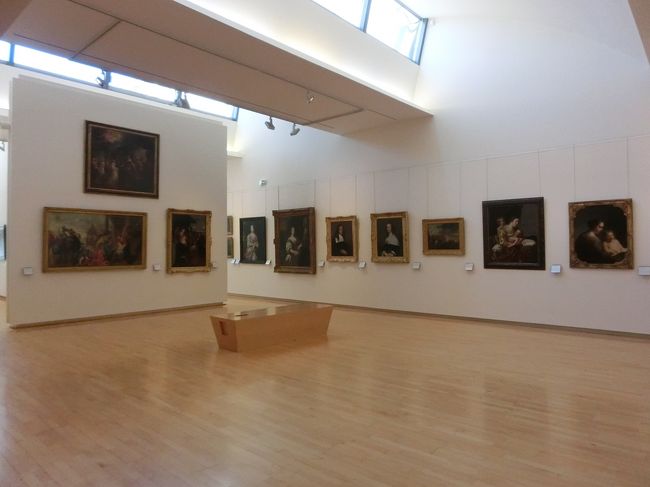 レンヌもここも地方の美術館はひっそりしていました。