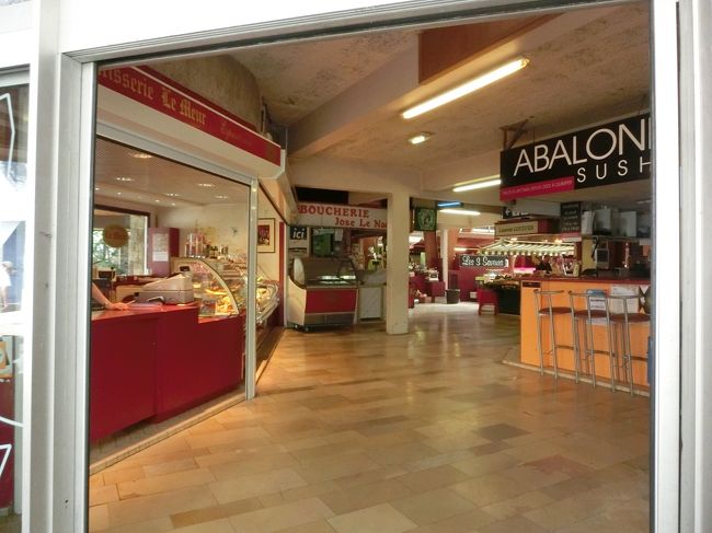 中をちょっと覗いてみました。<br />入口右手にsushiの店があります。