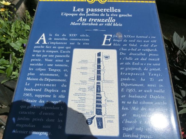 オデ川には幾つもの歩行者橋が架かっています。左岸は緑地帯/公園になっています。<br />観光案内板は２か国語で書かれていてフランス語ともう一つはブルトン語です。