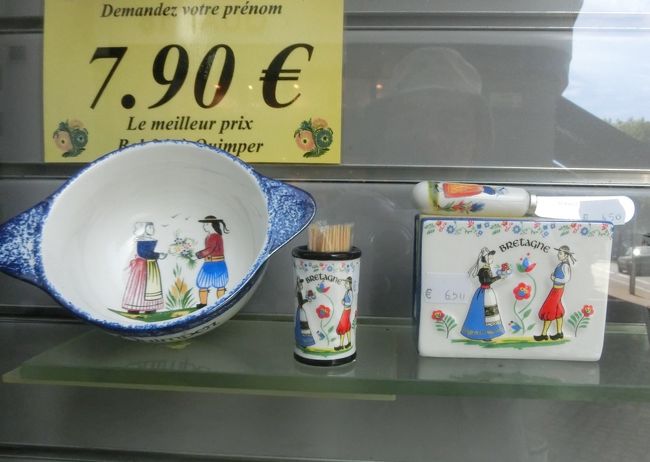 オデ川沿いの店を覗きながらぶらぶら歩いてホテルに戻ります。<br />途中で川沿いにあったsushi店に寄りエビスビールを飲みました。海外では寿司だけは食べまいと決めていましたが、メニューの写真にほだされてつい信念を曲げてしまいました。オーナーが日本人が珍しいと見えて私の食べる様を見に来ます。<br />「美味しいか？」と訊いてきます。美味しいはずがありません。しかしここでノン、と云ったら日仏友好に傷がつきます。涙を呑んでセ・ボン/美味しいと答えました。<br />嘘という罪を一つこさえました。来年のパルドン祭で罪を告白し謝らないといけません。