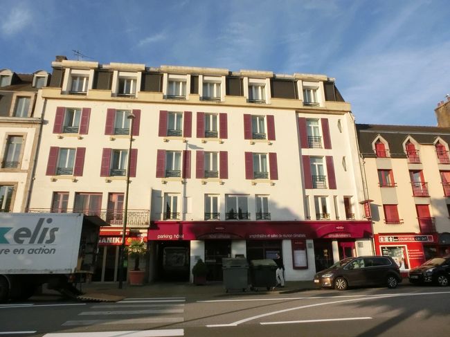 今日の宿、駅前のメルキュール・ホテル。<br />フロントで中華か日本料理の店は無いか訊くとオデ川沿いに一つあるとのこと。<br />西洋の西洋料理は美味しくないのでホテルでは先ず中華か日本料理の店を探してもらいます。