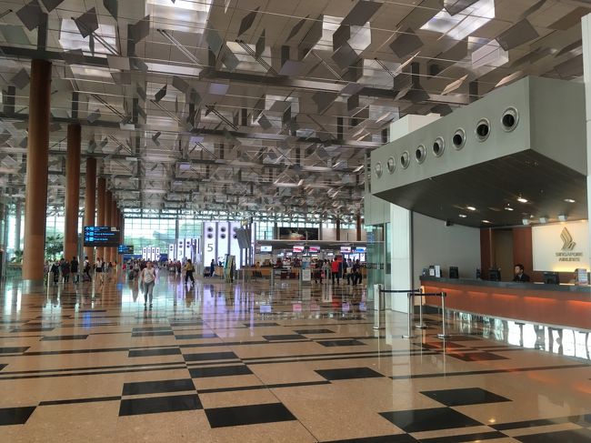 チャンギ空港出発ロビー<br />写真の右に写っているのは、シンガポール航空のインフォメーションカウンターです。